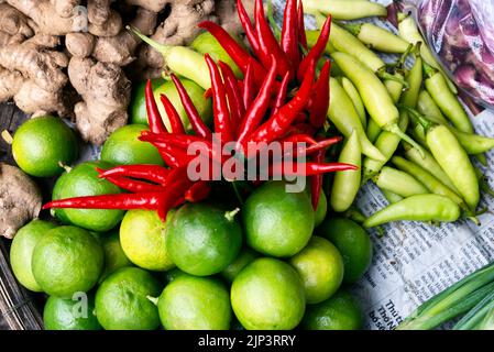 Tablett mit Ingwer, Chilis und Limetten Stockfoto