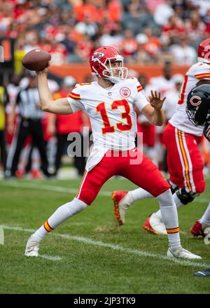 13. August 2022: Chicago, Illinois, USA - Kansas City Chiefs Quarterback #13 Dustin Crum in Aktion während des Spiels zwischen den Kansas City Chiefs und den Chicago Bears im Soldier Field in Chicago, IL. Stockfoto