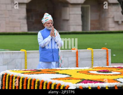 Neu-Delhi, Indien. 15. August 2022. Der indische Premierminister Narendra Modi zollt seinem Respekt bei der Gedenkstätte, die Mahatma Gandhi gewidmet ist, während die Nation am 15. August 2022 in Delhi, Indien, den 75. Jahrestag der Unabhängigkeit Indiens von der britischen Kolonialherrschaft feiert. Quelle: Shivraj/Press Information Bureau/Alamy Live News Stockfoto