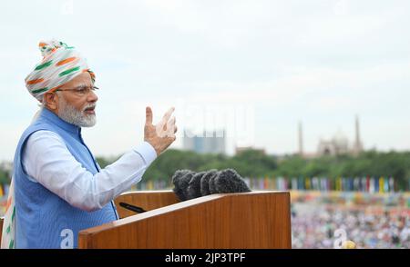 Neu-Delhi, Indien. 15. August 2022. Der indische Premierminister Narendra Modi spricht vor der Nation, 75 Jahre seit der Unabhängigkeit Indiens von der britischen Kolonialherrschaft durch die Wälle des Roten Forts am 15. August 2022 in Delhi, Indien. Kredit: Presseinformationsbüro/PIB Foto/Alamy Live Nachrichten Stockfoto