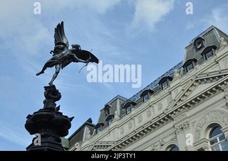 Der Shaftesbury Memorial Fountain mit einer geflügelten Statue von Anteros, im Piccadilly Circus in London, England Stockfoto