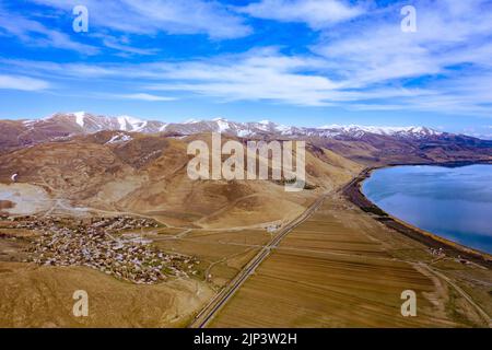 Eine schöne Aussicht auf den Sevan See mit Hügeln in Armenien Stockfoto