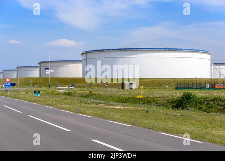 Große Rohöltanks in einem Ölterminal an einem sonnigen Sommertag Stockfoto