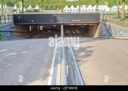 Eingang einer Tiefgarage in der Nähe eines öffentlichen Parks in der Innenstadt an einem sonnigen Sommertag Stockfoto