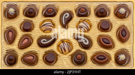 Schokoladen-Bonbons in der Schachtel, Draufsicht Stockfoto