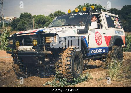 Ein Geländewagen Nissan Patrol Classic, der im Schlamm läuft Stockfoto