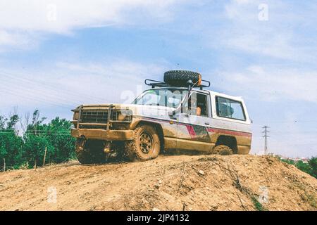 Ein Geländewagen Nissan Patrol Classic, der im Schlamm läuft Stockfoto