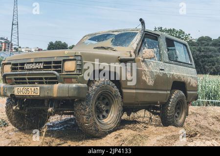 Ein Geländewagen Nissan Patrol Classic, der im Schlamm läuft Stockfoto