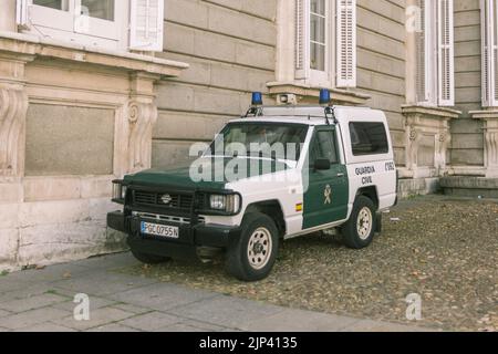 Ein klassischer geländewagen der spanischen Polizei, Guardia Civil Nissan Patrol, parkte auf der Straße Stockfoto