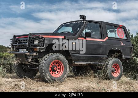 Ein Geländewagen Nissan Patrol Classic, der im Schlamm läuft Stockfoto