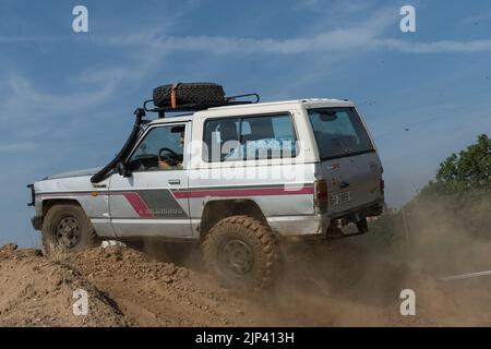 Ein Geländewagen Nissan Patrol Classic, der im Schlamm läuft Stockfoto