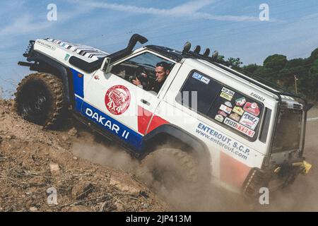 Ein Geländewagen Nissan Patrol Classic, der im Schlamm läuft Stockfoto