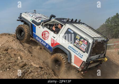 Ein Geländewagen Nissan Patrol Classic, der im Schlamm läuft Stockfoto