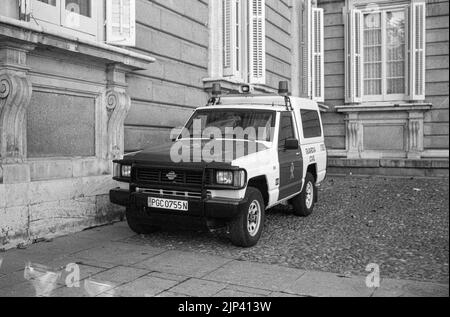 Ein klassischer geländewagen der spanischen Polizei, Guardia Civil Nissan Patrol, parkte auf der Straße Stockfoto