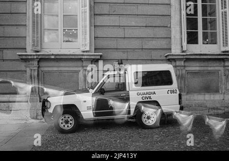 Ein klassischer geländewagen der spanischen Polizei, Guardia Civil Nissan Patrol, parkte auf der Straße Stockfoto