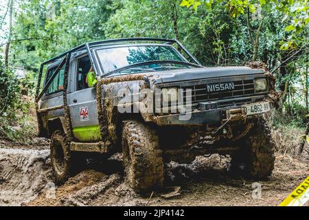 Ein Geländewagen Nissan Patrol Classic, der im Schlamm läuft Stockfoto