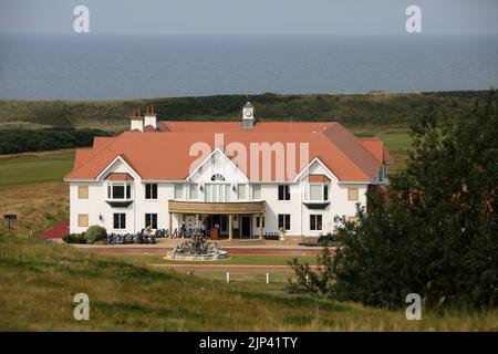 Turnberry Golf Club, South Ayrshire, Schottland, Großbritannien. Der weltberühmte Trump Turnberry Golf Course liegt auf einer wunderschönen Halbinsel mit Verbindungen, die an der Küste von South Ayrshire landet, mit spektakulärem Blick über den Firth of Clyde zu den Inseln Arran und Ailsa Craig, den Mull of Kintyre und sogar nach Irland an einem klaren Tag. Blick auf den Club Course vom Trump Turnberry Hotel Stockfoto