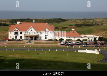 Turnberry Golf Club, South Ayrshire, Schottland, Großbritannien. Der weltberühmte Trump Turnberry Golf Course liegt auf einer wunderschönen Halbinsel mit Verbindungen, die an der Küste von South Ayrshire landet, mit spektakulärem Blick über den Firth of Clyde zu den Inseln Arran und Ailsa Craig, den Mull of Kintyre und sogar nach Irland an einem klaren Tag. Blick auf den Club Course vom Trump Turnberry Hotel Stockfoto