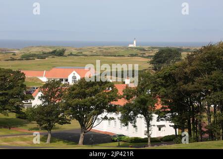 Turnberry Golf Club, South Ayrshire, Schottland, Großbritannien. Der weltberühmte Trump Turnberry Golf Course liegt auf einer wunderschönen Halbinsel von Links an der Küste von South Ayrshire, mit spektakulärem Blick über den Firth of Clyde zu den Inseln Arran und Ailsa Craig, die Mull of Kintyre und sogar nach Irland an einem klaren Tag. Blick auf den Club Course, den Leuchtturm und die Insel Arran vom Trump Turnberry Hotel Stockfoto