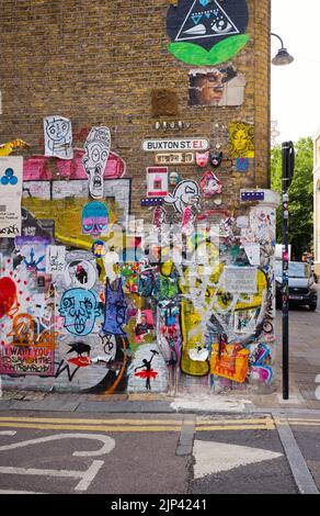 Buxton Street E1 an der Brick Lane, Shoreditch, wo jeder verfügbare Platz in Graffitti abgedeckt ist Stockfoto