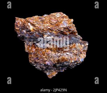 Stein mit Eisenerz und Quarz auf schwarzem Hintergrund Stockfoto