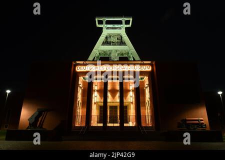 Der Eingang des Deutschen Bergbaumuseums in Bochum mit einem alten, gewundenen Turm im Hintergrund Stockfoto