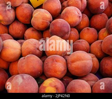 Pfirsichflor. Nahaufnahme von reifen Pfirsichen auf einem Bauernmarkt. Selektiver Fokus. Stockfoto