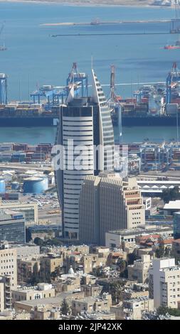 Haifa, Israel - 24. Oktober 2016. MBlick von oben auf die Innenstadt von Haifa Israel. Haifa Port Area und berühmtes ״TIL' Building. Stockfoto