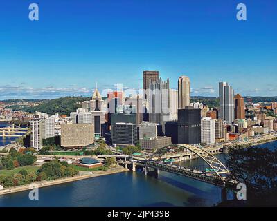 Eine High-Angle-Aufnahme einer Stadtlandschaft von Pittsburgh Pennsylvania während des Tages Stockfoto