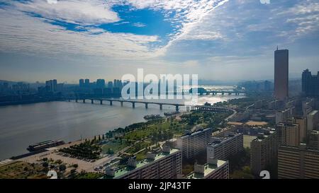 Die wunderschöne Stadt Seoul in Korea mit dem Fluss Hangang im Hintergrund und dem wolkenblauen Himmel darüber Stockfoto