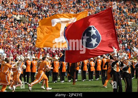 Cheerleaders laufen durch die „T“-Momente vor einem Fußballspiel der University of Tennessee im Neyland Stadium in Knoxville, Tennessee. Stockfoto