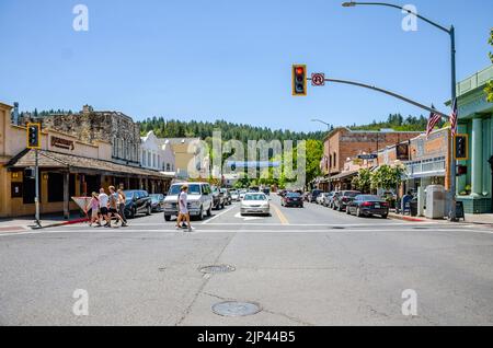 Ein Blick auf die Lincoln Avenue in der Stadt Calistoga im Napa Valley in Kalifornien, USA Stockfoto