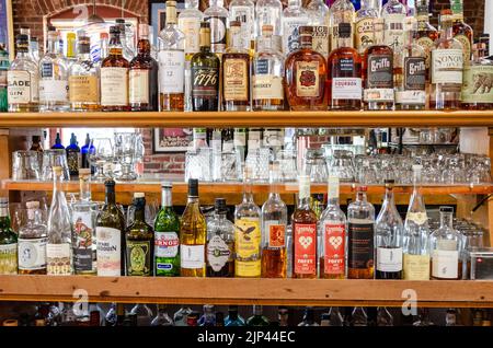 Flaschen mit Spirituosen und alkoholischen Getränken an einer Bar in Kalifornien, USA