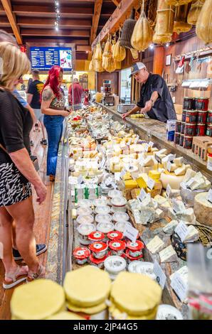 Eine Käsetheke, die Käse verkauft, ist auf der ganzen Welt vertreten. Stockfoto
