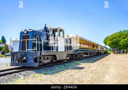 Der Napa Valley Wine Train bringt Besucher zu lokalen Weinkellereien und Weinbergen in Kalifornien, USA Stockfoto