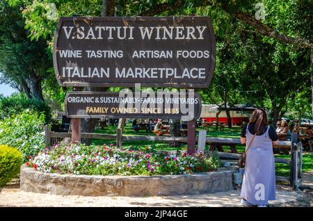 Ein Willkommensschild für Besucher der V. Sattui Winery im Napa Valley in Kalifornien, USA Stockfoto