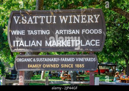 Ein Willkommensschild für Besucher der V. Sattui Winery im Napa Valley in Kalifornien, USA Stockfoto