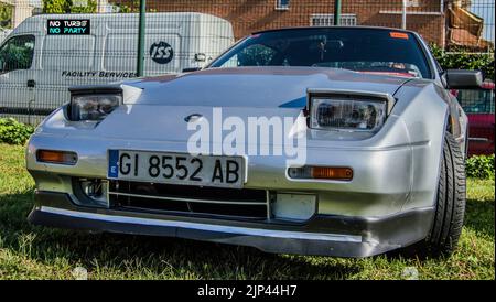 Ein klassisches silbernes Sport-japan-Auto ist im Park geparkt Stockfoto