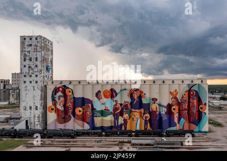 Wichita, Kansas - El Sueño Original (The Original Dream), ein Wandgemälde des kolumbianischen Straßenkünstlers GLeo, gemalt auf dem Beachner Gain-Aufzug. Das Wandbild ist Stockfoto