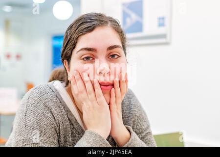 A frustrated and annoyed young Caucasian woman looking at camera Stockfoto