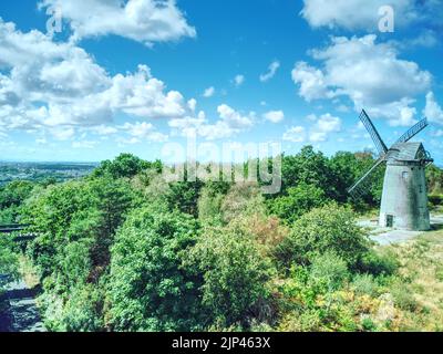 Bidston Windmill Birkenhead wirral bei einem Drohnenschuss am Sommertag Stockfoto