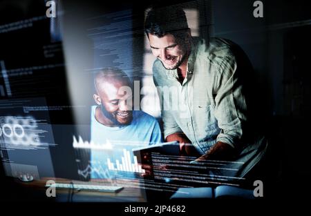 IT- oder IT-Techniker oder Computerprogrammierer arbeiten, programmieren Benutzeroberfläche oder UX spät in der Nacht. Team von Software-Spezialisten oder Stockfoto