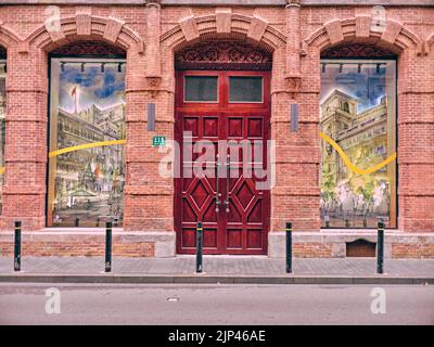 Das Schaufenster und die rote Tür an der Yuanmingyuan Straße Stockfoto