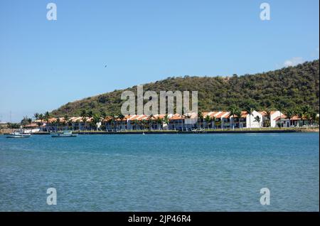 bayfront Herrenhaus Häuser in Eigentumswohnung in einer bewaldeten Insel. Panorama. Stockfoto