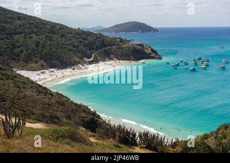 Paradiesische Strände von Atalaia in Arraial do Cabo, Küste von Rio de Janeiro, Brasilien. Luftaufnahme. Stockfoto