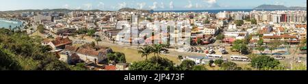 Panoramablick auf die Stadtlandschaft von Cabo Frio, Rio de Janeiro, Brasilien. Gebäude der Küstenstadt. Stockfoto