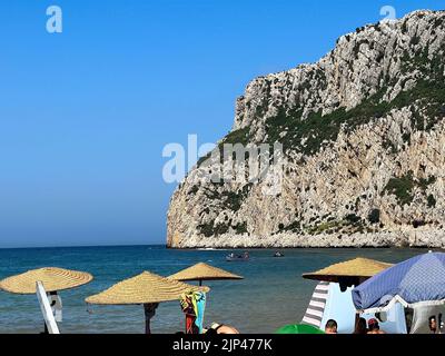Wenige Sonnenschirme am Strand Stockfoto