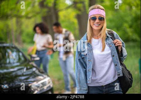 Eine Gruppe von Freunden im Wald fühlt sich fröhlich Stockfoto