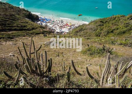 Paradiesische Strände von Atalaia in Arraial do Cabo, Küste von Rio de Janeiro, Brasilien. Luftaufnahme. Stockfoto