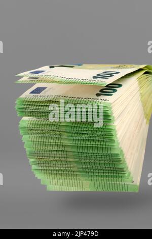 Ein großer Stapel von 100-Euro-Banknoten auf einem einheitlichen grauen Hintergrund. Stapel von Banknoten als Konzept eines Darlehens, Versicherungszahlung, hohes Einkommen oder Stockfoto